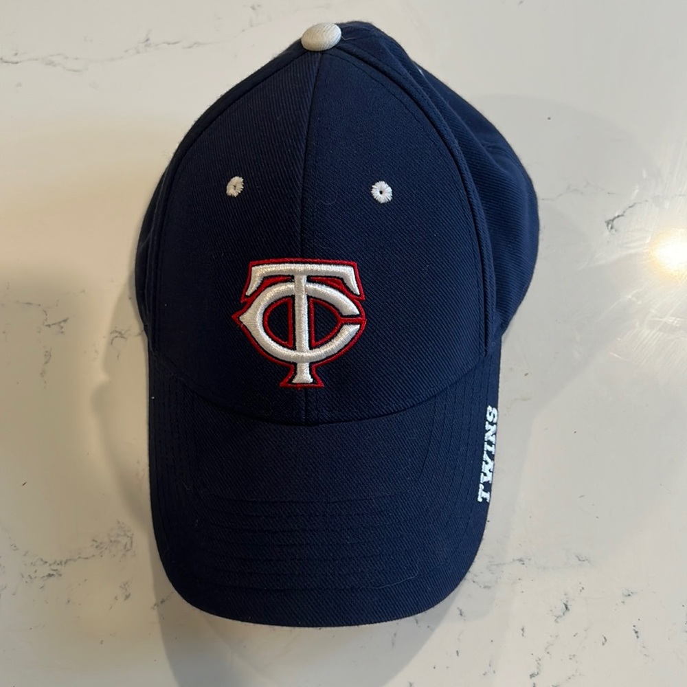 Kids Minnesota Twins baseball hat. Never worn!Adjustable.
